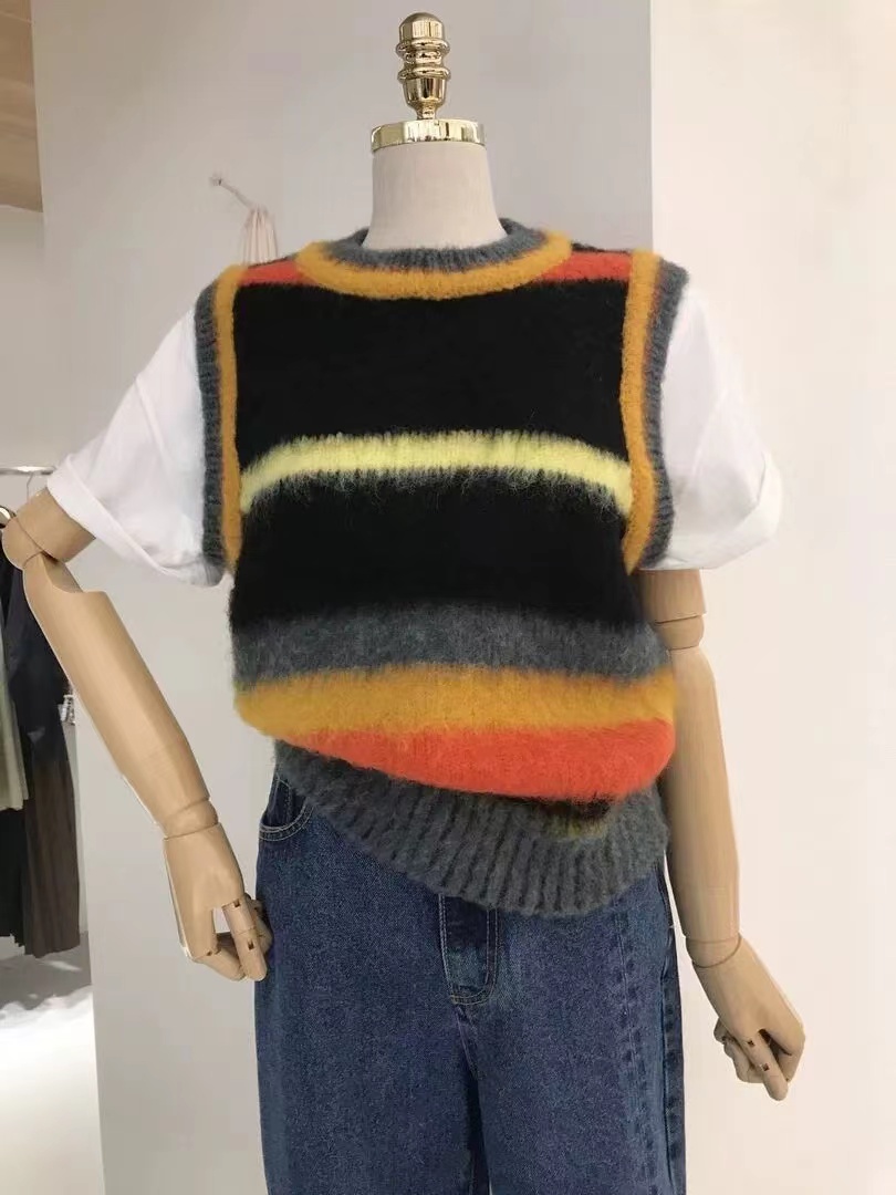 South Korea's Dongdaemun Women's New 2024 Spring Sleeveless Contrast Color Velvet Round Neck Vest Women's Warm Outerwear