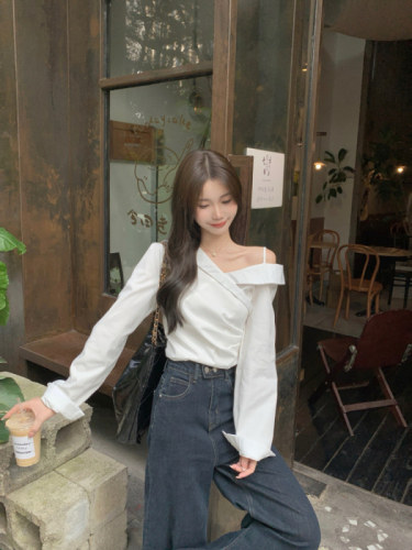 Actual shot of Korean design, elegant V-neck off-shoulder long-sleeved shirt for women, pleated waist slimming white shirt