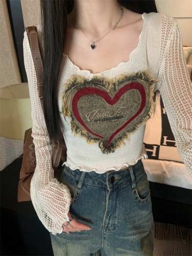 Actual shot of early autumn Korean version slimming embroidered love patch U-neck short bottoming shirt long-sleeved T-shirt