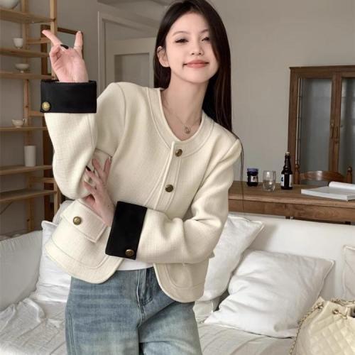 Autumn and winter 2024 new high-end short top women's design niche small fragrance white popular jacket