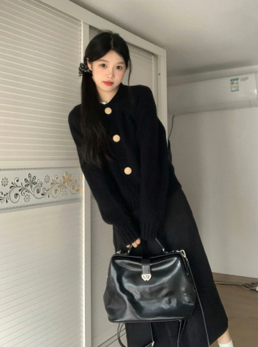 Women's Black Soft and Chewy Button-Opening Cardigan Sweater for Autumn and Winter Loose College Style Design Sense Casual Versatile Knitted Outerwear Trend