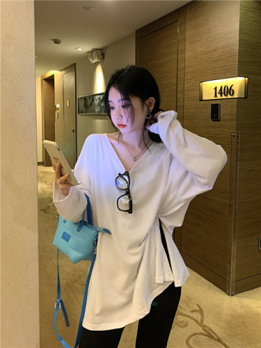 Official photo of colorful cotton pull-up V-neck button-down long-sleeved T-shirt top for women with loose design and loose bottoming shirt