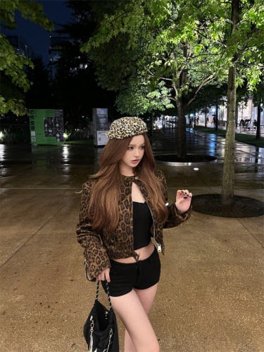 Real shot of temperament autumn and winter niche design short loose leopard print coat