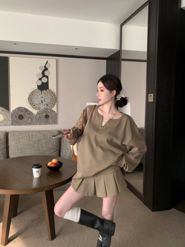 Actual shot of lazy style loose casual v-neck sweatshirt for women in autumn high-waisted A-line pleated short skirt suit