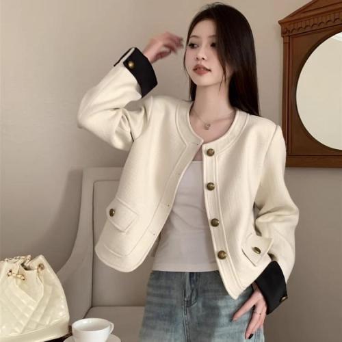 Autumn and winter 2024 new high-end short top women's design niche small fragrance white popular jacket