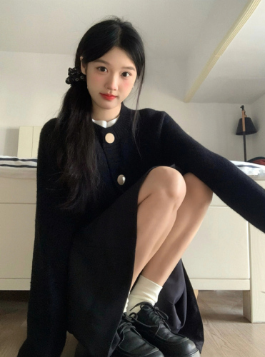 Women's Black Soft and Chewy Button-Opening Cardigan Sweater for Autumn and Winter Loose College Style Design Sense Casual Versatile Knitted Outerwear Trend