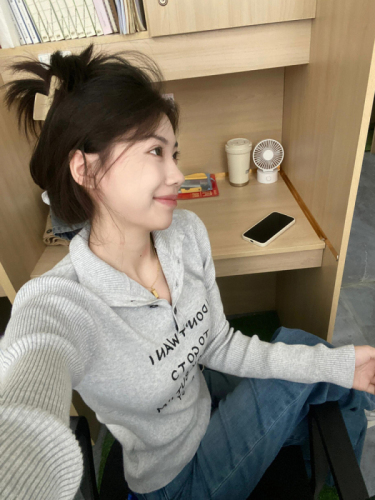 复古灰色字母印花针织衫女早秋季新款设计感小众修身显瘦长袖毛衣