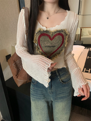 Actual shot of early autumn Korean version slimming embroidered love patch U-neck short bottoming shirt long-sleeved T-shirt