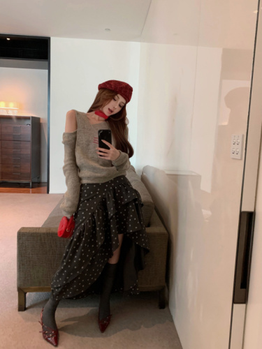 Real shot of casual fake two-piece hooded wool sweater with shoulder straps, off-shoulder embroidered sweater + skirt suit