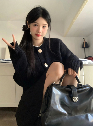 Women's Black Soft and Chewy Button-Opening Cardigan Sweater for Autumn and Winter Loose College Style Design Sense Casual Versatile Knitted Outerwear Trend