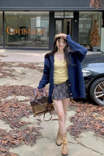 Xiaoxiangfengsong's lazy sweater cardigan + slim t-shirt + high-waisted plaid pleated skirt