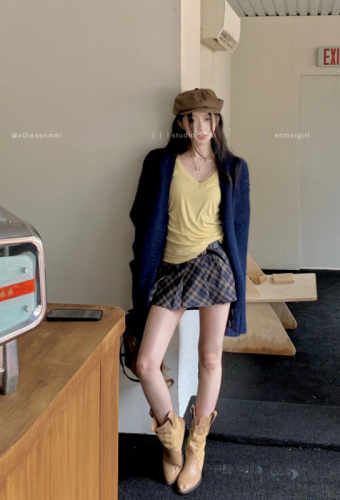 Xiaoxiangfengsong's lazy sweater cardigan + slim t-shirt + high-waisted plaid pleated skirt