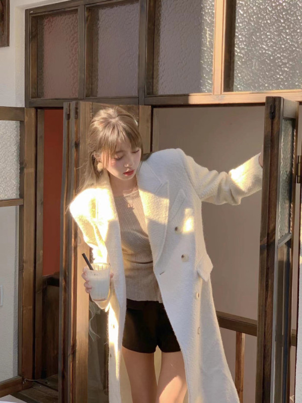 Autumn and winter thickened padded shoulder-padded high-end long white woolen coat