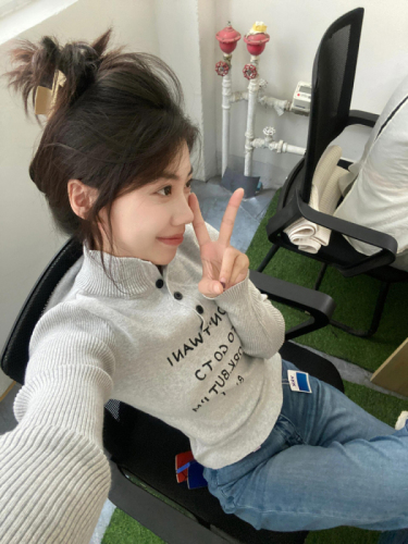 复古灰色字母印花针织衫女早秋季新款设计感小众修身显瘦长袖毛衣