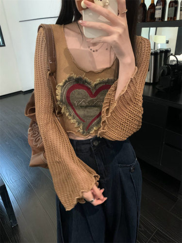 Actual shot of early autumn Korean version slimming embroidered love patch U-neck short bottoming shirt long-sleeved T-shirt