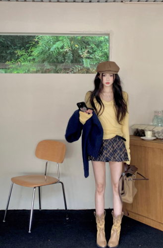 Xiaoxiangfengsong's lazy sweater cardigan + slim t-shirt + high-waisted plaid pleated skirt