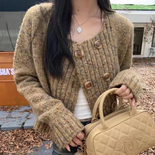 Knitted cardigan for women in autumn 2024 new design top with high-end sense and long-sleeved sweater jacket