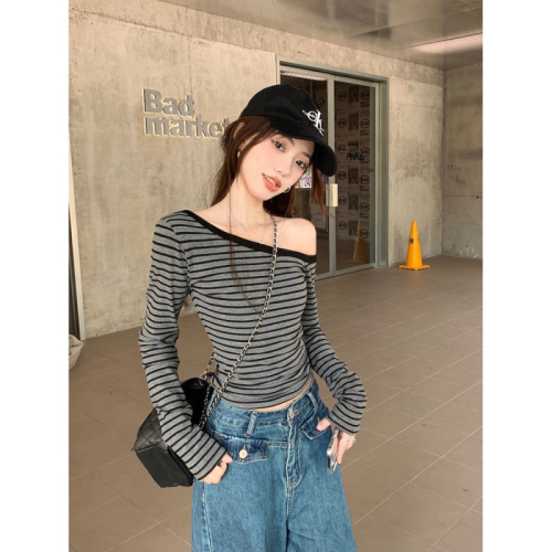 Sloping collar, off-shoulder, discreet striped long-sleeved T-shirt for girls in early autumn, slim-fitting short top