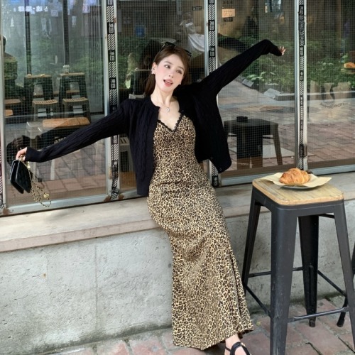 Real shot of retro V-neck leopard print dress + pitted cardigan jacket