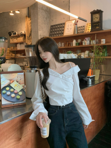 Actual shot of Korean design, elegant V-neck off-shoulder long-sleeved shirt for women, pleated waist slimming white shirt