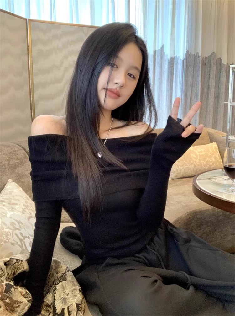 French chic temperament gentle one-shoulder sweater for women autumn slimming slim high-end pleated off-shoulder top