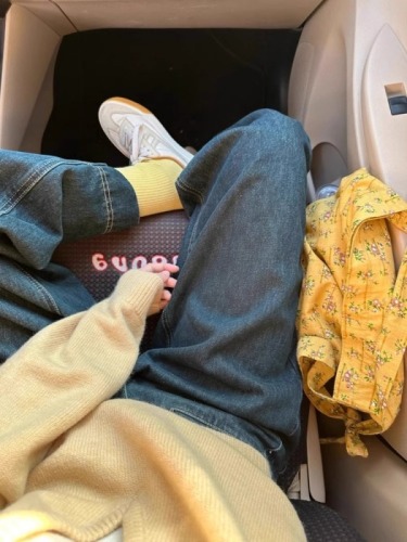 Yellow contrasting color block V-neck women's early autumn loose lazy design sense niche knitted sweater top