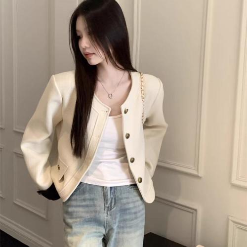 Autumn and winter 2024 new high-end short top women's design niche small fragrance white popular jacket