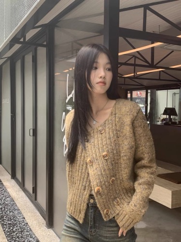 Knitted cardigan for women in autumn 2024 new design top with high-end sense and long-sleeved sweater jacket