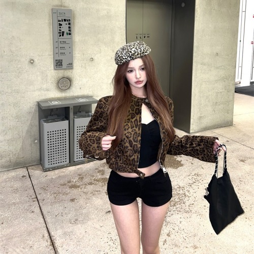 Real shot of temperament autumn and winter niche design short loose leopard print coat