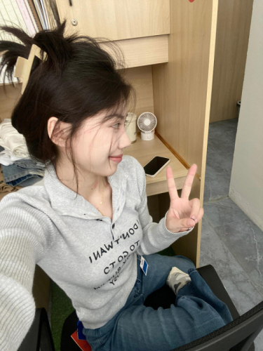 复古灰色字母印花针织衫女早秋季新款设计感小众修身显瘦长袖毛衣