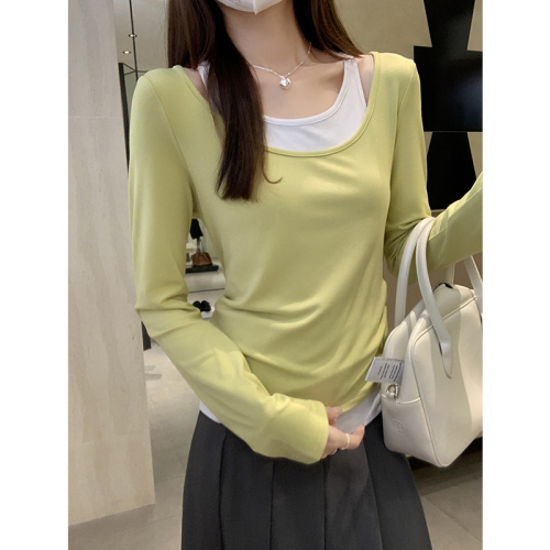 Real shot of contrasting fake two-piece long-sleeved T-shirts for women in autumn with design side waist pleats and slimming short tops