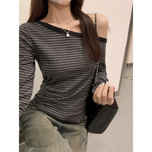 Real shot of slope-neck off-shoulder discreet striped long-sleeved T-shirt for women in autumn sweet and spicy tight-fitting high-waist crop top