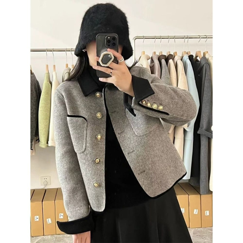 The workmanship of the original fabric is higher than that of its counterparts. Xiaoxiangfeng jacket is a women's fashionable long-sleeved outer top.