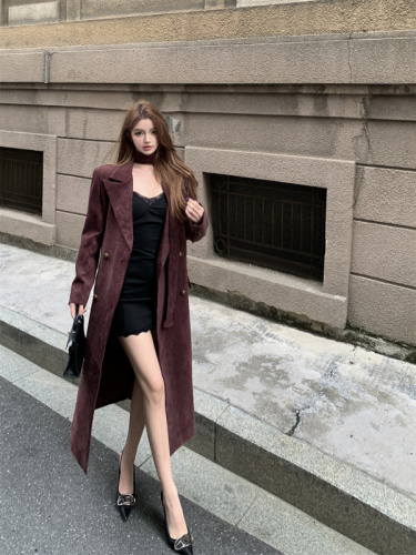 Real shot of women's high-end double-breasted retro coat in autumn and winter slimming windbreaker jacket