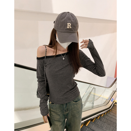 Real shot of slope-neck off-shoulder discreet striped long-sleeved T-shirt for women in autumn sweet and spicy tight-fitting high-waist crop top