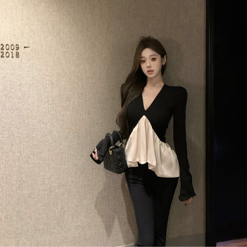 Real shot French high-end contrasting color stitching v-neck slimming top with light and sophisticated style