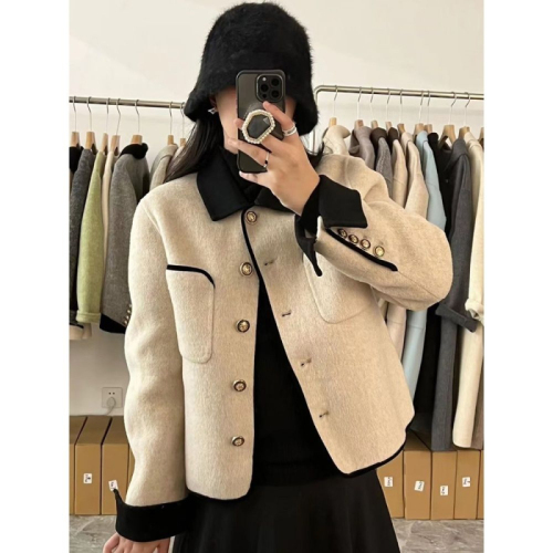 The workmanship of the original fabric is higher than that of its counterparts. Xiaoxiangfeng jacket is a women's fashionable long-sleeved outer top.