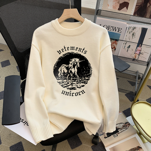 Real shot of 2024 autumn and winter new loose round neck long sleeve knitted printed sweater