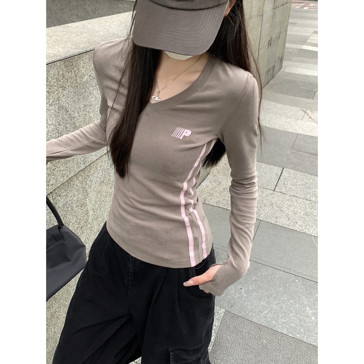 Actual shot of autumn and winter Korean style slim-fitting v-neck American-style contrasting stripes slimming and versatile long-sleeved bottoming T-shirt top