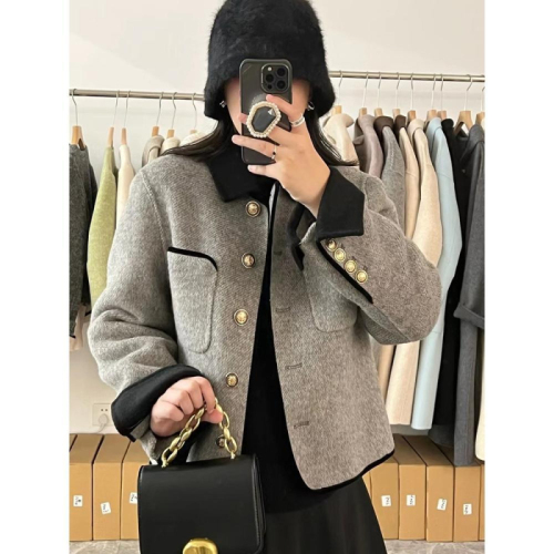 The workmanship of the original fabric is higher than that of its counterparts. Xiaoxiangfeng jacket is a women's fashionable long-sleeved outer top.