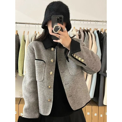 The workmanship of the original fabric is higher than that of its counterparts. Xiaoxiangfeng jacket is a women's fashionable long-sleeved outer top.