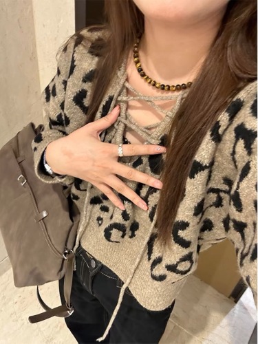 South Korea's Dongdaemun Autumn New Leopard Print Cocoa Personalized Rope Design Soft and Comfortable Leopard Print Knitted Sweater