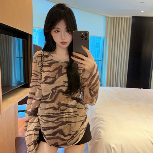 Real shot of zebra pattern loose long-sleeved T-shirt for women in autumn design niche lazy retro inner top