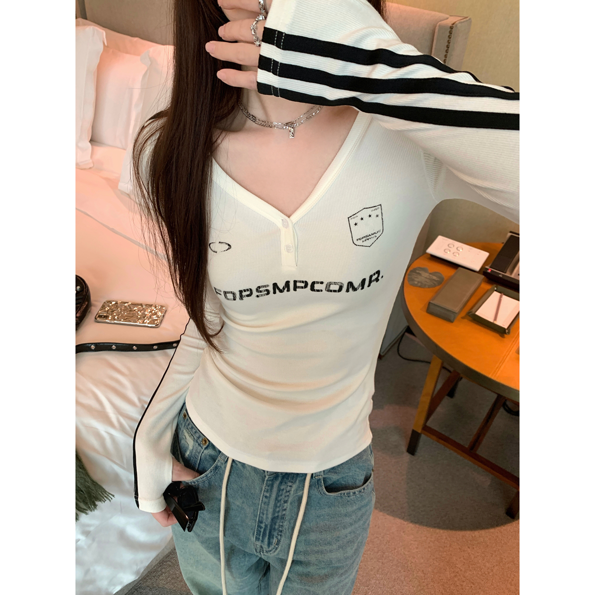 Actual shot of autumn and winter Korean style slim fit v-neck buttoned letter printed bar design long-sleeved inner T-shirt top