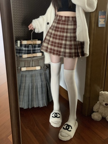 Real shot of autumn and winter woolen material retro plaid skirt to prevent exposure, college style hot girl short mini skirt pleated