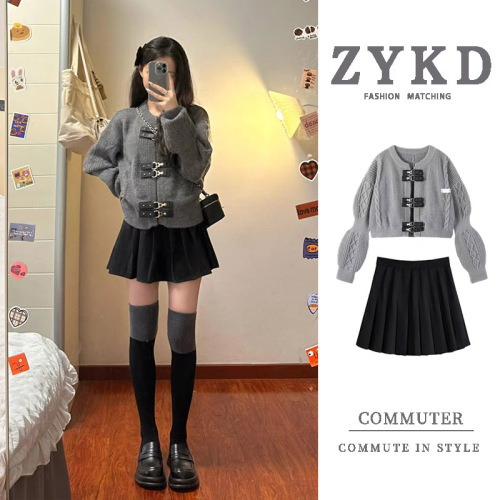 A complete set of new autumn and winter styles for small people, a girlish and age-reducing high-end salt-based sweater and skirt two-piece suit