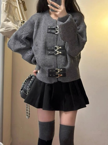 A complete set of new autumn and winter styles for small people, a girlish and age-reducing high-end salt-based sweater and skirt two-piece suit