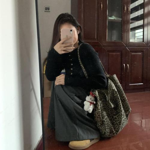 Black High-Grade Metal Button Long-Sleeve Knit Top for Women - Winter New Soft and Slender Fitting Slimming Base Layer Top for Autumn