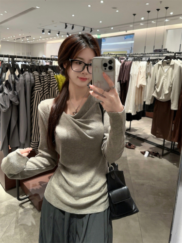 Actual shot ~ Design sense, niche swing collar, irregular slimming, loose and versatile long-sleeved knitted T-shirt