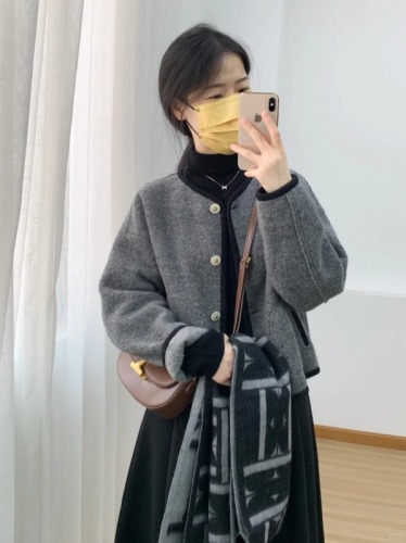 Gray short woolen coat for women 2024 new autumn and winter woolen coat, high-end, popular for little people this year